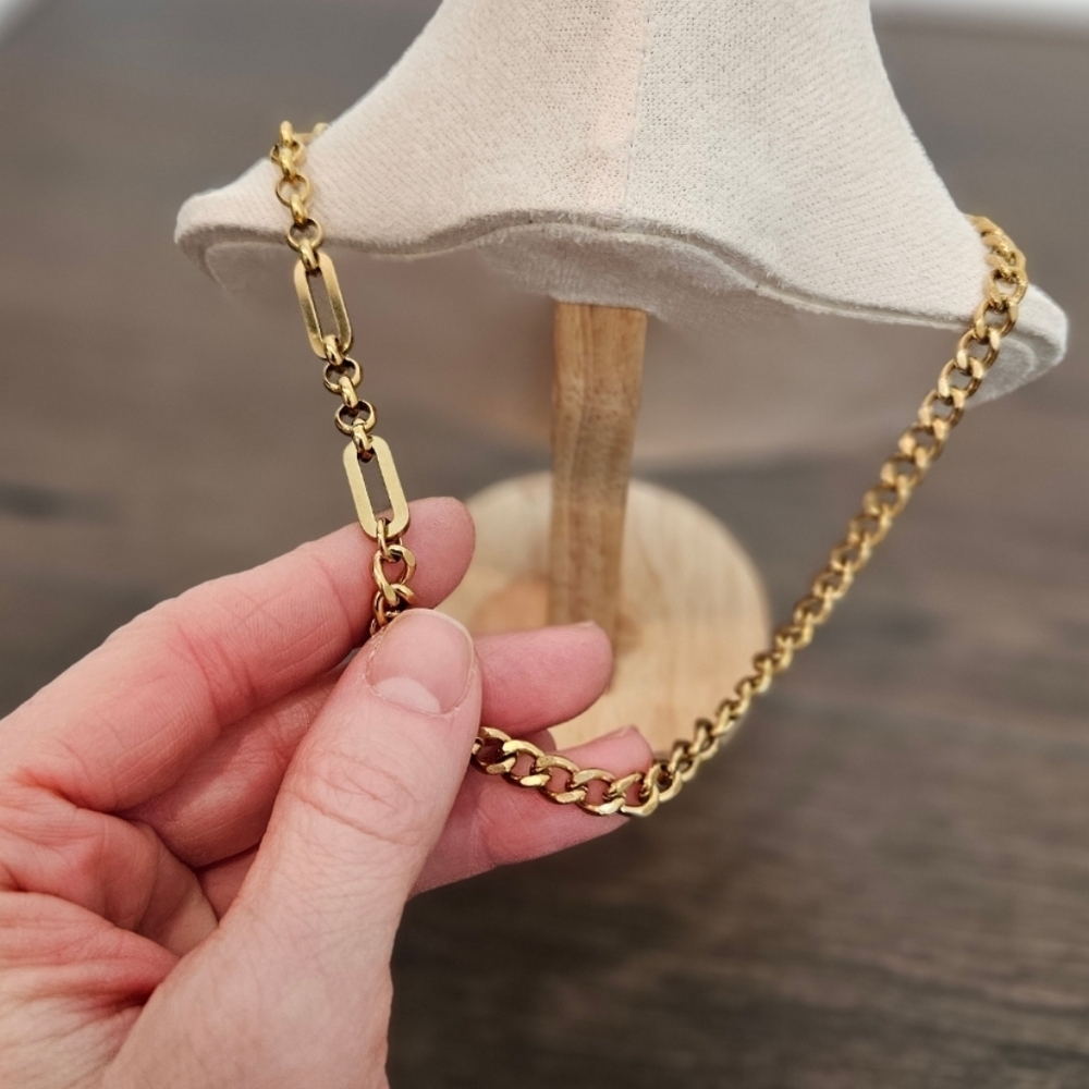 Elegant Gold Necklace - Picture 7 of 8